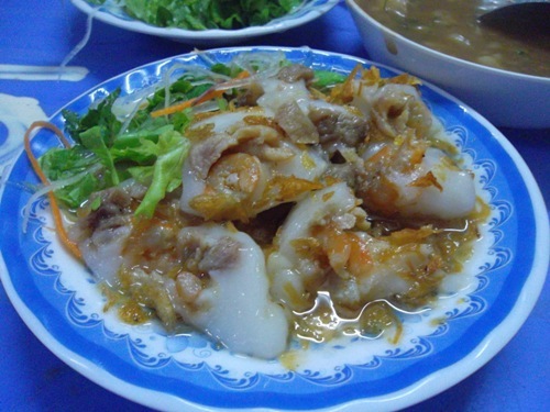 Không khác nhiều so với cách làm bánh ít, bánh nếp ở các nơi, bánh ích có hình tròn, bên trong là nhân tôm thịt, ăn cùng mắm chế chua ngọt, rất mềm và ngon. Được bán nhiều ở các chợ Vườn Hoa, Tây Thành hoặc một vài quán vỉa hè trên phố Đinh Lễ, bánh ích luôn hấp dẫn người ăn và thường hết hàng sớm.