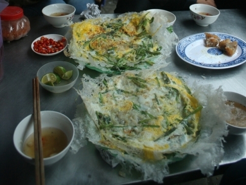 Bánh khoái có vẻ giống bánh xèo Nam bộ về cách chế biến nhưng nguyên liệu thì khác, mang nét đặc trưng của xứ Thanh, bao gồm rau cần, bắp cải, thì là thái sợi nhỏ và tép tươi. Bánh khoái chấm cùng nước mắm pha chua ngọt và sung ghém rất hợp vị. Đôi khi người ta thay tép tươi bằng trứng gà để đổi vị. Ăn bánh khoái ngon nhất vào buổi chiều khi tan sở. Bạn có thể dễ dàng tìm thấy ở các phố Trường Thi, Đào Duy Từ, Hàn Thuyên, chợ Vườn Hoa…