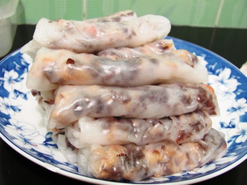 Bánh cuốn Thanh Hóa mềm, dai và thơm hương rất riêng. Người Thanh Hóa có thể thưởng thức một đĩa bánh cuốn ngon, rẻ ở khắp mọi nơi. Người Thanh Hóa có bí quyết riêng để món bánh cuốn ngon không thể lẫn với bất kỳ nơi nào khác, mà ít nơi sánh kịp. Bột làm từ thứ gạo dẻo thơm, theo tỉ lệ thích hợp nên kể cả khi nguội bánh vẫn thơm ngon như thường. Nước chấm bánh chỉ là mắm vắt chanh cùng vài lát ớt nhưng lại rất vừa phải, thêm miếng chả nướng thơm mùi hành hoa ăn cùng bánh nóng thì không biết bao nhiêu cho đủ. Nếu đã từng một lần ăn thử, dám chắc rằng bạn sẽ nhớ mãi hương vị ấy và muốn trở lại quê Thanh để ăn thêm nhiều lần.