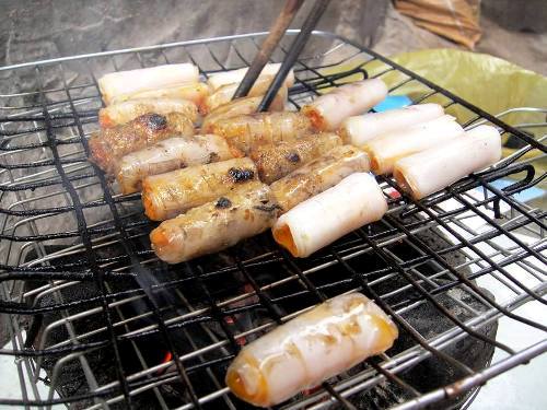 Chả tôm là món ăn độc đáo và lạ miệng với những thực khách phương xa. Người Thanh Hóa sáng tạo và chế biến món ăn này khá cầu kỳ: Tôm băm hoặc xay nhuyễn, cho vào ít bột gấc để tạo màu, sau đó trộn cùng thịt ba chỉ bằm đã được xào vàng cùng hành, tỏi để tạo thành hỗn hợp nhân. Bánh được gói bằng bánh phở vuông nhỏ bằng lòng bàn tay, xếp vào vỉ, đem nướng trên bếp than hoa. Khi chín tỏa ra mùi thơm quyến rũ, ăn vào thấy mềm ngọt đậm đà.