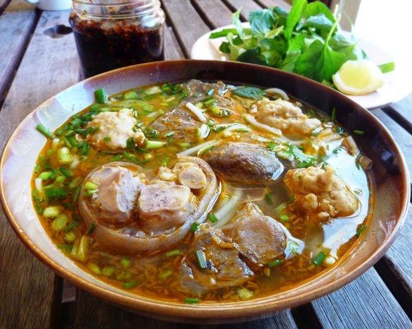 Bún bò Huế chính là linh hồn của ẩm thực Huế, độ ngon và nổi tiếng của món ăn này chắc không phải bàn nhiều. Bún bò Huế có một miếng chân giò, một miếng giò tự nắm, một miếng tiết lợn nhỏ và tất nhiên phải có vài lát thịt bò. Rau ăn kèm cũng rất tươi và phong phú. Địa chỉ ăn bún bò Huế nổi tiếng nhất: 13 Lý Thường Kiệt (cạnh Nhà khách Công đoàn). Ngoài ra, khắp nơi ở Huế bạn cũng sẽ dễ dàng tìm thấy một quán bún bò chất lượng. 
