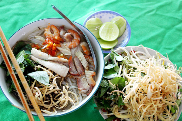 Bún nước lèo là đặc sản nổi tiếng nhất của Trà Vinh. Món ăn này có sự kết hợp giữa các nguyên liệu như mắm bò hóc, thịt heo quay và các loại rau sống. Nước dùng của bún nước lèo có vị ngọt tự nhiên từ tôm cá đã làm loãng đi độ đậm đặc của mắm bò hóc khiến cho ngay cả người kén ăn, không quen mùi mắm cũng có thể thưởng thức trọn vẹn.  Từng sợi bún cùng với bắp chuối, rau muống bào nhỏ, bông súng, rau thơm xắt nhuyễn ngập trong nước lèo là đủ đậm, đủ ngon. Nhưng món ăn còn thêm thịt heo quay xắt miếng vừa miệng, bì giòn, thịt mềm. Mỗi miếng bún đều thơm hành phi, thơm rau, thơm thịt lại vừa thanh thanh vị nước lèo, vừa nồng nàn vị mắm hợp với các loại rau. Món ăn này vô cùng phổ biến ở đây, ngay cả quán nhỏ cũng sẽ không làm bạn thất vọng.