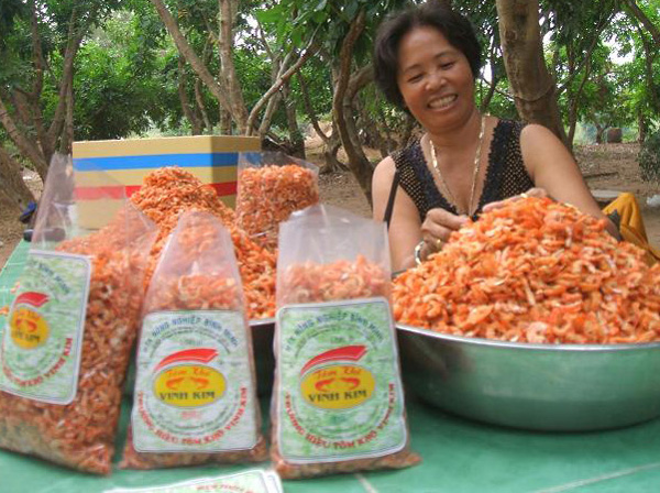 Tôm khô Vinh Kim được làm từ con tôm bạc đất vùng ven biển, nên chất lượng vượt trội hơn tôm khô vùng khác, nổi bật nhất là có màu đỏ hồng, thịt chắc có vị ngọt đậm. Tôm khô được chọn, luộc vừa lửa, phơi đúng cách và vừa nắng. Để có được một kg tôm khô thành phẩm cần đến 10 kg tôm tươi; giá hiện tại trên thị trường giao động 600.000 đến 1,2 triệu đồng một kg tùy loại.