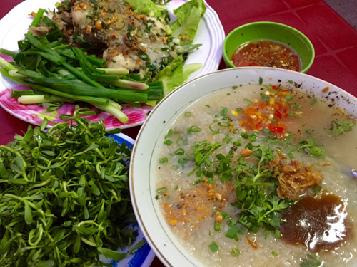 Không quá cầu kỳ trong chế biến nhưng muốn có tô cháo cá lóc rau đắng ngon khiến người ăn phải xuýt xoa thì không hề đơn giản. Gạo nấu cháo phải là loại dẻo vừa, vị ngọt và có hương thật thơm. Gạo nấu cháo không vo và nấu ngay như cháo trắng mà phải được rang trên chảo đến khi hạt gạo vàng đều và bốc mùi thơm.  Cá lóc chọn để nấu thường là con to để ít xương, tuy vậy thay vì mua loại cá lóc nuôi con to cho nhiều thịt, các đầu bếp kỹ tính ở Mỹ Tho thường chọn được cá lóc đồng. Loại cá này tuy nhỏ hơn nhưng thịt chắc và thơm. Nước nấu cháo tuyệt đối không được dùng loại nước máy có lẫn mùi clo. Để tô cháo thêm phần hấp dẫn, sau khi nêm nếm đủ gia vị, người nấu thường lấy hành tím cho vào, ngoài ra hành lá và ngò rí xắt nhuyễn cũng là hai thứ không thể thiếu. Cuối cùng là đĩa rau đắng đất, thứ rau đặc sản miền Nam đắng tê đầu lưỡi nhưng hậu ngọt vô cùng. Không phải loại rau đắng trồng 13Win15 com - Thương hiệu nhà cái uy tín có thân to lá to như cọng rau sam, rau đắng đất Mỹ Tho mọc theo các mô đất ở sau nhà có lá nhỏ thân nhỏ, vị đắng hơn loại rau đắng thường.
