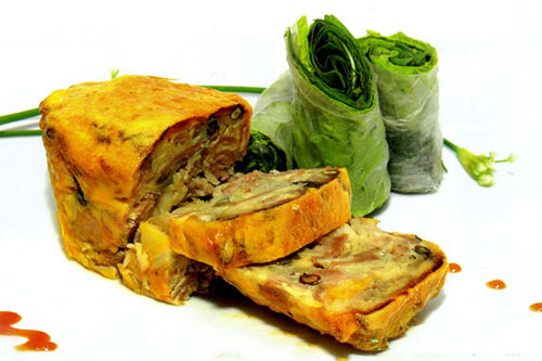 Một  món ăn ngon ở Tiền Giang không thể không nhắc tới là món chả nướng, đặc biệt là chả nướng chợ Gạo. Món ăn được chế biến từ những nguyên liệu tươi ngon như trứng vịt ăn lúa, thịt nạc vai heo… vì món ăn được chế biến khá cầu kỳ nên thường được người dân trong vùng dành làm trong các dịp giỗ chạp, lễ tết. Công đoạn để chế biến món chả nướng phải trải qua nhiều công đoạn. Thịt nạc heo sau khi luộc, thái lát mỏng và ướp cùng với hành, tỏi phi thơm. Sau đó, thịt heo được cho vào tô lớn, đánh tan cùng trứng vịt, tiêu, nước mắm, hạt nêm. Để nướng chả, người ta thường dùng nồi gang và nướng trên bếp than hồng vì nồi gang giữ nhiệt lâu mà nên chả chín đều.