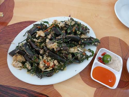 Không nên từ chối sam biển ở Gò Công Đông nếu bạn có dịp đến chơi ở Tiền Giang khoảng từ tháng 10 cho tới tháng 2 âm lịch. Sam cái đang có trứng làm món nướng là tuyệt nhất. Sam được làm sạch, cứ thế đặt lên bếp than hồng, nướng cho đến khi vỏ đổi màu, mùi thơm tỏa ra ngào ngạt cũng là lúc sẵn sàng cho buổi tiệc.  Trứng sam béo thơm, bổ dưỡng, vàng ươm, nóng hổi thường ăn cùng bưởi chua tách múi, củ cải thái nhỏ ngâm giấm, rau thơm, đậu phộng rang, hành phi, nước mắm chanh tỏi ớt. Hoặc sam cũng được nấu canh chua với bạc hà, rau nhút hoặc đậu rồng, rau om… đều rất ngon và lạ miệng với du khách.