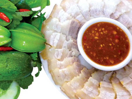 Ở Tiền Giang, mắm tôm chà thì có mọi mùa trong năm, riêng mắm còng lột chỉ có vào 3 tháng trong năm.  Thường thì vào khoảng tháng 5, con còng bắt đầu lột và khoảng cuối tháng tám là không còn mắm còng nữa. Khi còng lột, người dân lại rủ nhau đi bắt còng lột về ăn. Còng lột đem về ướp gia vị cho thấm, tẩm bột chiên vàng, hoặc rang me, ăn với bún hay cuốn rau chấm nước mắm chua ngọt, giống ăn bánh xèo, bánh khọt. Nếu ăn không hết thì đem còng làm mắm để ăn dần.  Mắm còng lột có thể dùng ngay với rau sống, dưa leo, thịt ba chỉ luộc, xoài hoặc khóm. Mắm còng cũng có thể ăn với bún và dùng để cuốn bánh tráng. Mắm vừa có vị đậm đà, chua, cay, mặn, ngọt, lại có hương thơm độc đáo. Những ngày mát trời, có đĩa mắm còng lai lai thật thú vị.