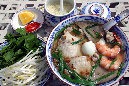 Cái dai mềm của sợi bánh, vị ngọt thanh của nước dùng, mềm ngọt của thịt hòa quyện vào vị chua chua vừa phải của nước chấm, không chỉ đem đến cảm giác ngon miệng cho người ăn mà còn đọng lại hương vị thơm ngon khó quên cho thực khách khi đã thưởng thức. Hủ tiếu Mỹ Tho có lẽ là món ăn đặc sản số một ở Tiền Giang. Khi chế biến, sợi hủ tiếu được chần sơ qua nước sôi. Các loại rau như hẹ, xà lách, giá được bày lên trên, tùy theo yêu cầu của người ăn mà chủ quán có thể cho thêm xương, lòng hoặc hải sản, chan ngập nước dùng. Rắc thêm một ít hành phi và tiêu lên trên, bạn sẽ được thưởng thức một tô hủ tiếu thơm và ngon theo đúng điệu của dân miền Tây.