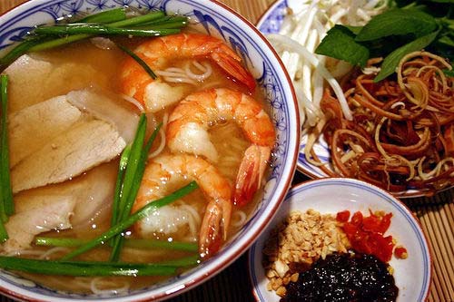 Món bún gỏi già này cũng tương tự món bún mắm vì có chung nguyên liệu là mắm cá. Bún gỏi già ngon phải nấu chung với me để cho ra nước lèo chua chua ngọt ngọt đặc trưng, ăn chung với tép bạc, tép lột hay tôm sú lột là ngon nhất.  Nước bún gỏi già chua ngọt thường được ăn kèm với rau muống, rau chuối bào và rau hẹ, thêm vào nước chấm phải là nước cốt mắm cá linh nguyên chất, để tạo ra hương vị thơm ngon đậm mà không cần phải nêm nếm gì thêm.