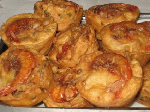 Bánh giá là một món ăn ngon rất phổ biến ở Tiền Giang hầu như ở các vùng đều có món ăn này nhưng ngon nhất vẫn là bánh giá ở chợ Giồng vì còn hương vị đặc trưng của thứ bánh dân dã này. Một chiếc bánh giá ngon là sự kết hợp hoàn hảo giữa vị  béo của bột gạo, vị ngọt của tôm, giá, vị thơm của đậu phụng chỉ cần nhìn nhìn thôi cũng đã thấy thèm. Bên cạnh bánh giá truyền thống, người ta còn biến tấu thành loại bánh giá chay với nhân được làm từ đậu phụng, nấm rơm, nấm mèo..Nước mắm được thay bằng tương. Hương vị khá mới lạ nhưng vẫn rất thơm ngon.