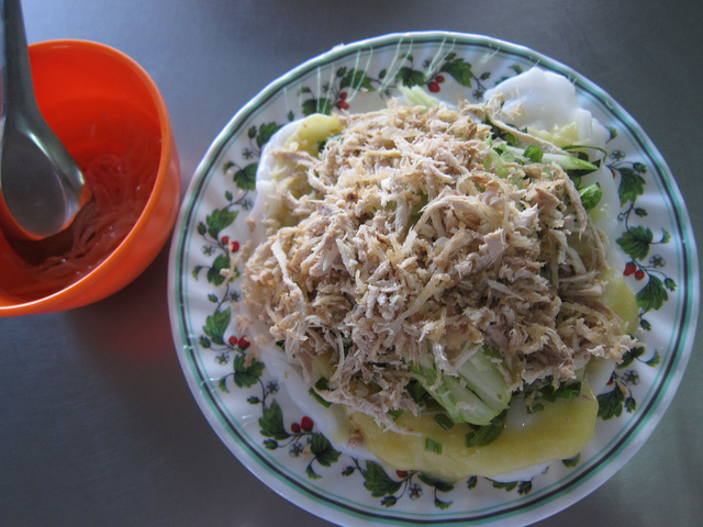 Bánh bèo ở khu chợ Hàng Bông là món ăn nổi tiếng Mỹ Tho. Những quán hàng rong với vài chiếc ghế nhỏ, chỉ bán vào chiều tối nhưng lúc nào cũng đông khách ra vào.  Có hai loại cho bạn lựa chọn là bánh bèo nhân mặn và nhân ngọt. Bánh bèo mặn thường có đậu xanh, bì lợn xắt sợi, bánh mì chiên cắt hạt lựu và thêm hành phi thơm nức mũi. Bánh bèo ngọt lại béo ngậy với nước cốt dừa tươi. Chủ quán thường phục vụ bánh bèo cùng bát mắm ớt và chút dưa ghém để mời khách.
