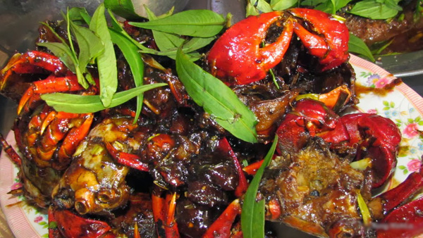 Chù ụ được bắt về làm sạch, bỏ lên chảo dầu, hành, tỏi đập dập, cho nước cốt me vào và nêm nếm sao cho có vị chua ngọt vừa ăn. Thịt chù ụ rất chắc, vỏ giòn ngon chứa nhiều canxi, nếu du khách ''mê'' mùi vị của biển thì đây là món ăn lý tưởng và thú vị. Ngoài ra, chù ụ còn được chế biến bằng nhiều cách khác như hấp, luộc,…Một đĩa chù ụ rang me dành cho 2 người ăn khoảng 6, 7 con với giá từ 60.000 đến 70.000 đồng.
