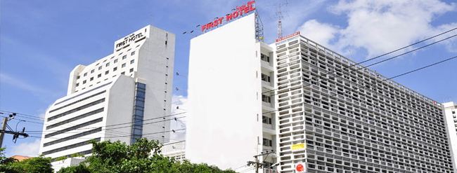 Khách sạn First, Bangkok, Thái Lan: đây là khách sạn khá nổi tiếng, xung quanh khách sạn là các cửa hàng mua sắm như MBK. Tuy nhiên, theo nghiên cứu qua các cuộc phỏng vấn và các nhận xét trên mạng xã hội, thì thấy khách sạn có nhiều vấn đề. Một vụ cháy lớn đã phá hủy một phần khách sạn vào những năm 80. Xác của một ca sĩ người Singapore, có tên là Shi No đã được tìm thấy trong hộp đêm của khách sạn. 