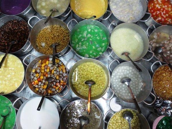 Ông bà ta ngày xưa thường nói nếu ngoài Hà Nội có “36 phố phường” thì Huế cũng có “36 thứ chè”. Không ai biết chè hẻm có ở Huế từ bao giờ mà chỉ biết gọi là thế, bởi nó thường nằm sâu trong các ngõ ngách với rất nhiều loại chè khác nhau. Mỗi loại chè có một hương vị riêng, ngon bổ, tinh tế và cầu kỳ như chính 13Win 19.com nhiều ưu đãi hấp dẫn nơi đây. Chè bắp ngọt mát tinh khiết, vừa thơm vừa bùi nấu từ bắp ngô non của cồn Hến, chè hạt sen với thứ hương trầm thật lạ của giống sen hồ Tịnh Tâm – loại sen “tiến vua”. Lại còn chè nhãn bọc hạt sen ngọt thanh, thơm bùi và nhiều loại chè như chè hạt lựu, chè trôi nước, chè khoai sọ, chè bột lọc…