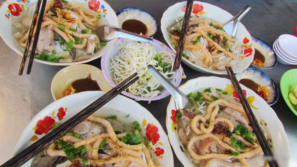 Bún suông đặc biệt nhờ chả tôm thơm ngon. Làm từ tôm tươi ướp mắm, xay nhuyễn cùng hạt tiêu, chả tôm không được nặn theo hình vuông, chữ nhật hay tròn mà được làm thành từng “suông”. Suông nhìn qua giống như con đuông, có thể để không thả vào nồi nước dùng đang sôi hoặc chiên với dầu ăn trước khi dọn ra tô. Nước lèo của món bún này cũng khác biệt, không trong mà có màu nâu của me và tương hạt. Bún suông nhìn vừa đẹp mắt, ăn lại ngon chẳng kém bất cứ loại bún ở địa phương nào. Vị nước dùng đậm đà, chua chua ngọt ngọt dậy mùi tương lan trên đầu lưỡi, vướng vít quanh khứu giác. Khi ấy, cắn thêm miếng suông ngọt tôm và thơm béo sẽ nhận ra ngũ vị đã được đánh thức như thế nào chỉ vì một món ăn ngon.