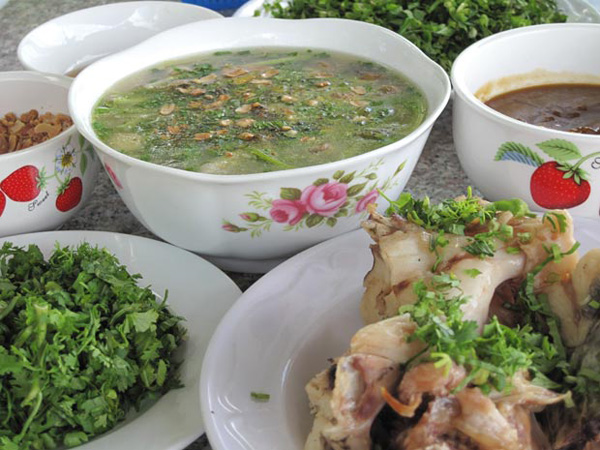Để có nồi cháo ám ngon, người nấu cần khá nhiều công sức. Cá lóc phải tươi, mập đem luộc và gỡ từng miếng, bỏ xương rồi xào với hành thơm nức mũi. Trứng cá lóc đánh nhuyễn rồi mới cho vào nồi cháo nấu từ nước luộc cá. Trong món cháo ám còn có cả hành khô, tôm khô, mực khô nướng.  Cháo ám không thể thiếu sự kết hợp giữa mắm nêm ngon đã được pha, tương hột đâm nhỏ, ớt bỏ hột bằm nhuyễn, xào sền sệt với tỏi, cho thêm tiêu xay, đậu phộng rang giã nhỏ. Đặc biệt, các loại rau sống xắt nhuyễn, hành ngò, giá trụng và bánh tráng mè nướng giòn bóp vụn ở trên cũng là phụ liệu cần thiết cho món ăn.