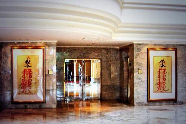 Khách sạn Grand Hyatt, Đài Bắc, Đài Loan: Những chuyện ma quái đều bắt nguồn từ lịch sử đen tối của khách sạn này. Được xây dựng trên nền một trại tạm giam trong Chiến tranh Thế giới thứ 2, nơi từng chứa hàng trăm người bị giam giữ, tra tấn và bức tử. Khách đến ở luôn khẳng định họ nhìn thấy những bóng ma lởn vởn ở hành lang. Số khác kể rằng họ nghe được nhiều âm thanh kì lạ từ các căn phòng trống. Những tin đồn ma quái làm ảnh hưởng không nhỏ đến hoạt động 13Win22 com hiện đang mở của khách sạn. Bởi vậy họ quyết định tham khảo các chuyên gia Phong Thủy. Từ đó, các miếng bùa bằng chữ Hán được đặt ở nhiều nơi trong khách sạn, nhằm trấn giữ những linh hồn chưa yên nghỉ.