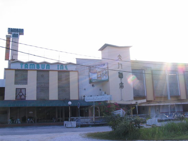 Khách sạn Tambun Inn, Ipoh, Malaysia: Đây là một trong những khách sạn được yêu thích ở Ipoh, Malaysia. Không chỉ có du khách lang thang ở khách sạn mà về đêm còn có các sinh vật đáng sợ nữa. Rất nhiều tài liệu ghi lại ở đó có ma, có những ánh sáng ở cả trong lẫn ngoài, những âm thanh lạ, những tiếng thì thầm và thậm chí cả tiếng la hét làm phiền. 