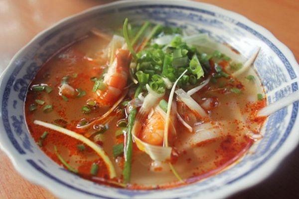 Không nổi tiếng và được bán nhiều như bún bò hay cơm hến, nhưng món bánh canh cua của người làng Nam Phổ (huyện Phú Vang, Thừa Thiên - Huế) vẫn được nhiều du khách tìm đến thưởng thức mỗi khi có dịp về đất cố đô. Món ăn có màu đỏ đặc trưng của hạt điều, nước dùng sánh ẩn hiện bên trong là thịt cua và tôm, thêm vài lát ớt xắt, vài cọng ngò cho dậy mùi thơm. Trong những buổi xế chiều, bát bánh canh cua Nam Phổ dù không cao sang nhưng đủ để thực khách phải tấm tắc khen ngon khi thưởng thức.