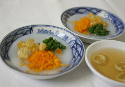 Có dịp đến Huế, mới thấy bánh bèo gắn bó với đời sống sinh hoạt của người dân cố đô như thế nào. Khoảng từ 3 đến 5 giờ chiều, trên các ngõ phố, những phụ nữ quẩy gánh trên vai hoặc chiếc thúng nhỏ cắp ngang hông, đi bán bánh bèo, bánh lọc đến từng nhà. Người Huế rất thích và đã thành thói quen dùng loại bánh đầy hương vị quê nhà này vào các bữa ăn phụ. Các bạn có thể đến các “Khu phố Bánh bèo” như: cung An Định, đường Ngự Bình, đường Nguyễn Bỉnh Khiêm... để tận mắt thưởng thức “văn hóa bánh bèo” tại đây.