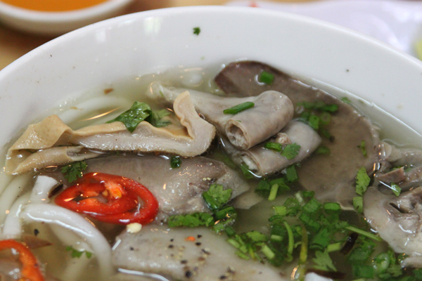 Lần đầu ăn đặc sản bánh canh Bến Có nhiều người sẽ thắc mắc “sao cho nhiều thịt thế”. Đây chính là điểm đặc biệt của bánh canh Bến Có, tỷ lệ thịt và bánh phải gần bằng nhau. Nhưng nó không khiến người ăn bị ngán bởi ngoài thịt heo, còn có cật, gan, phèo, tim, bao tử, lưỡi, móng, tai heo… Mỗi loại đều mang vị ngon riêng và tạo sự hòa hợp chung trong món ăn.  Tô bánh canh Bến Có không quá cầu kỳ nhưng nước dùng ninh từ thịt, xương heo và đảm bảo độ trong nên nhìn rõ từng sợi bánh canh trắng nõn, hành hò xanh mướt, tiêu hạt nhuyễn rắc phía trên với vài lát ớt tô điểm cho món ăn đẹp giản dị. Gắp bánh canh, húp miếng nước dùng là nghe bụng dạ xốn xang. Chọn lát thịt mỏng chấm vào chén mắm dằm ớt rồi từ từ tận hưởng vị mắm cá nguyên chất hòa với thịt mềm lại càng đê mê hơn.