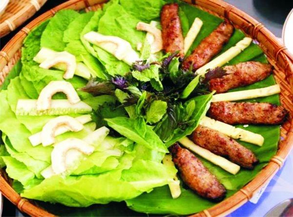 Nhiều người thường nói “Nem lụi là một trong những món ăn đặc sệt Huế”’. Ở đường Nguyễn Huệ có hai quán nem lụi. Suốt ngày đêm quán nào cũng chật ních người ăn. Khách hàng lần đầu ăn nem lụi, ai cũng xuýt xoa khen ngon để rồi ăn tiếp lần hai, lần ba, thậm chí ăn hàng ngày như dân “nghiện'' và lần nào cũng vẫn cứ khen ngon. Khi ăn, lấy bánh đa nem gói thịt viên nướng cùng với rau, thơm, khế, giá, lát chuối xanh thái mỏng, miếng vả thái sống, ớt màu... lấy lá hành buộc lại rồi chấm với một thứ nước đặc biệt gọi là nước lèo. Nước lèo dùng cho nem lụi được pha chế từ hàng chục nguyên liệu khác nhau như dầu 13Win19 thể thao, đá gà, bắn cá, game bài, nổ hũ, gan lợn, bột đao, đường, tương nước mắm, quế chi, hoa hổi trộn với nước cốt dừa.