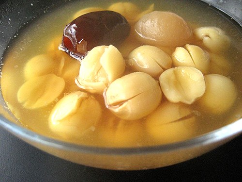 Đến Huế, lúc trở về làm quà cho bà con bạn bè, người thân trong túi xách du khách nhất định phải có một vài món quà Huế . Bắt đầu từ tháng 5, du khách có thể đến Huế để ngắm các hồ sen thi nhau nở bông thơm ngát, và nếu muốn có được một số hạt sen tươi đầu mùa. Sen tươi ăn sẽ ngon hơn sen khô nhiều, vị bùi bùi , béo béo của hạt sen đã làm cho bao nhiêu người phải nhớ mãi.