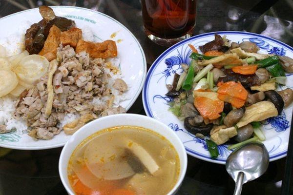Nếu bạn muốn có một bữa ăn thanh đạm và để cơ thể được thanh lọc thì hãy thử một bữa cơm chay tại Huế. Các món chay cũng rất đa dạng và phong phú, chỉ từ rau, củ, nấm, đậu phụ… nhưng bạn đã có một bữa cơm đầy đủ và thịnh soạn vô cùng. Khách đến Huế, nếu thích được thưởng thức một bữa cơm chay thì ngoài những Phật tử biết nấu cơm chay ngon để mời thân mật ở Đăng ký và nhận 60K 24 bao lì xì miễn phí mỗi ngày, có thể liên hệ các chùa để thưởng thức một bữa cơm chay Huế đặc biệt. Bạn đến chùa nào cũng được, nhưng tốt hơn cả là chùa Từ Đàm, vì ở đây là chùa sư nữ nên có nhiều ni cô nấu cơm chay ngon, lại ở ngay trong thành phố - trên đường Điện Biên Phủ.