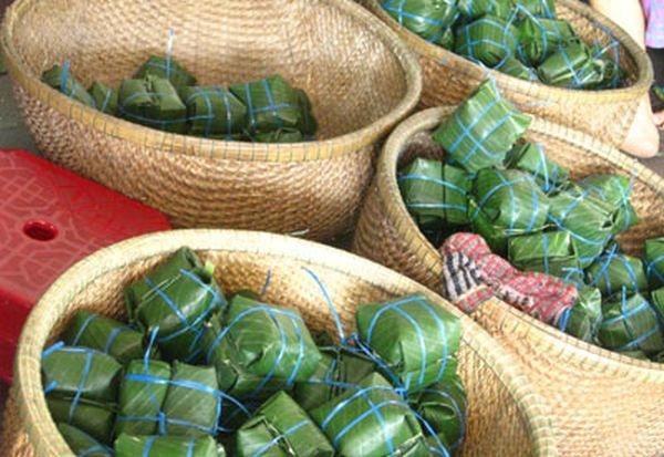 Bánh chưng Nhật Lệ là món ăn nổi tiếng ở Huế và có xuất xứ từ con phố Nhật Lệ trong thành Nội, nơi tập trung hàng chục lò làm bánh. Bánh thơm dẻo, ăn rất khoái khẩu do sự kết hợp nhuần nhuyễn mùi vị giữa nhân đậu, thịt (mỡ và nạc) với gạo nếp và các loại gia vị như tiêu, hành. Người ăn quen lâu ngày thành nghiện, thành thèm.