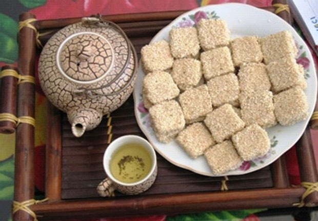 Mè xửng là sản phẩm truyền thống của cố đô Huế. Bản chất thanh lịch, cần cù, khéo léo của người dân Kinh kỳ đã tạo nên loại kẹo nức tiếng thiên hạ này bằng những nguyên vật liệu quen thuộc của đất cát miền Trung. Một nét văn hóa rất Huế.Có thể nói, mè xửng đã trở thành một trong những biểu tượng văn hóa Huế vậy. Người Huế đi vô Sài Gòn, ra Hà Nội, hay ra nước ngoài ai cũng mang theo mấy chục gói mè xững làm quà cho người thân, bạn bè. Người Hà Nội bây giờ khi uống trà Thái Nguyên cũng thích nhai mè xững… Những người khách du lịch đến Huế, cũng chọn Mè xững làm quà mang về.