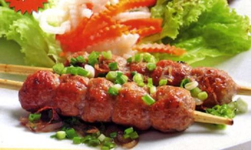 Nem nướng là món ăn không chỉ riêng Trà Vinh mới có. Nhưng có lẽ, chỉ khi đến Trà Vinh, người ta mới được thưởng thức món ăn này với những nét riêng mà khó địa phương nào có được.