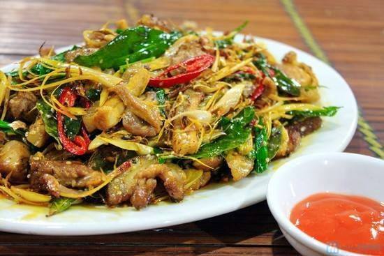 Lợn đen được bà 13Win 19.com nhiều ưu đãi hấp dẫn dân tộc tại các xã trên địa bàn huyện Na Hang, chăn thả tự nhiên, không sử dụng tăng trọng, lợn có trọng lượng từ 40 – 55kg. Thịt lợn đen nổi tiếng với vị thịt  thơm, săn chắc, khi nấu không có nước, bì giòn… Từ lợn đen, người Nà Hang đã chế biến thành những món ăn độc đáo như: Thịt lợn nướng riềng mẻ, thịt lợn nướng ngũ vị hương, thịt lợn xào lăn…