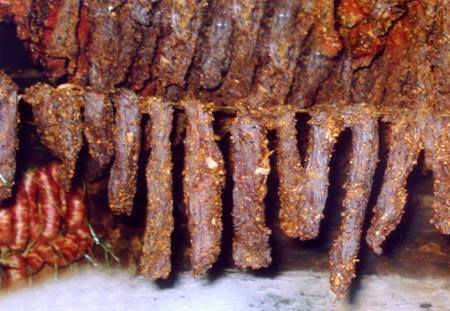 Một đặc sản lừng danh Tuyên Quang khác là thịt trâu gác bếp. Thịt trâu ở vùng núi Tuyên Quang nổi tiếng là sạch và ngọt thịt. Khi trâu được mổ, lấy nguyên thịt nạc, dần cho mềm và ướp với tỏi, ớt, gừng, sả và những gia vị khác, sấy trên than củi hoặc hun khói trên gác bếp. Khi ăn, có thể cuốn thịt trâu khô với lá rau cải, chấm thêm với ma-gi, mù tạt, uống với bia.