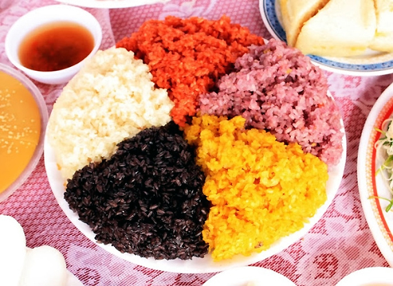 Xôi ngũ sắc (5 màu, gồm trắng, xanh, đen, đỏ, vàng) được làm để dâng tế thần linh. Theo quan niệm của đồng bào dân tộc Tày, đây là biểu tượng của “ngũ hành”, tượng trưng cho kim, mộc, thủy, hỏa, thổ - 5 yếu tố vật chất tạo ra sự sống. Thưởng thức món xôi ngũ sắc, du khách không chỉ cảm nhận được hương vị thơm ngon mà còn được chiêm nghiệm những triết lý sâu xa về thuyết ngũ hành trong tín ngưỡng của đồng bào dân tộc Tày.