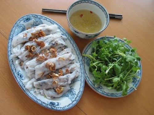 Nếu như ở Cao Bằng có bánh cuốn thịt vịt, ở Hà Nội có bánh cuốn Thanh Trì và bánh cuốn trứng cà cuống phố cổ, ở TP Hồ Chí Minh có bánh cuốn “Hạt gạo làng ta”… thì ở Tuyên Quang lại có món bánh cuốn chả viên rất riêng biệt.  Chả được làm từ thịt lợn địa phương, giống lợn thơm ngon và chắc thịt, sau khi băm nhỏ thịt sẽ được trộn với nấm hương và mộc nhĩ vùng cao, tiếp đến được nắm thành viên nhỏ, chả được rán chín trước khi ăn kèm với bánh cuốn.  Điểm khác biệt của bánh cuốn Tuyên Quang chính là ở nước chấm. Nếu ai đó đã có dịp thử các món bánh cuốn ở những vùng miền khác nhau sẽ thấy được sự khác biệt trong nước chấm của bánh cuốn Tuyên Quang.