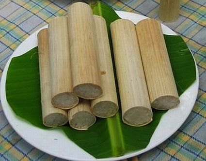 Cơm lam đất Tuyên Quang không có nhiều khác biệt với các miền vùng cao khác nhưng rất phổ biến và cũng là một nét ẩm thực khó quên của mảnh đất này. Ai đã từng thưởng thức cơm lam nơi đây sẽ không bao giờ quên được hương vị dẻo thơm của nếp. Hương thơm, vị bùi của cơm dẻo, vị cay của gừng, vị ngọt của nước ống tre, vị thanh thanh lá chuối, mùi của khói bếp lửa thật quyến rũ. Cơm lam có thể ăn ngay hoặc để cả tuần mà vẫn mềm, ngon mà không bị hỏng, và có thể ăn cùng với nhiều 13Win1 nhập link nhà cái khác.