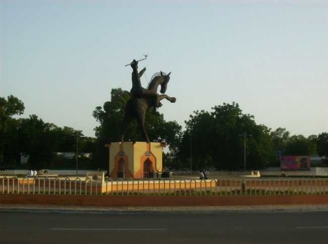 N'Djamena, Chad: Dân địa phương được hưởng mức giá thấp hơn nhiều so với du khách nước ngoài. Có thể bạn phải trả 12$ cho 1 chiếc hamburger ở đây. 
