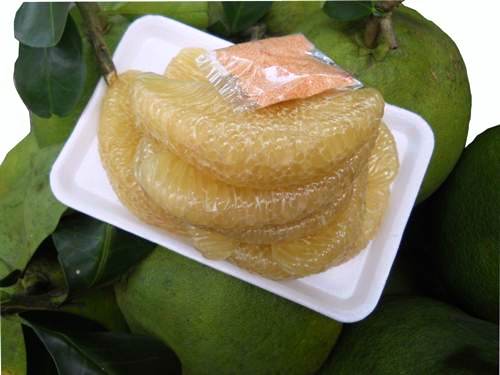 Thả hồn dưới vòm lá xum xuê, mát rượi, tự tay chọn những trái ngon từ trên cây và tận hưởng ngay tại miệt vườn là đặc quyền của khách thăm nhà vườn ở đồng bằng sông Cửu Long. Bưởi năm roi Vĩnh Long cũng như vậy.  Không cần quảng cáo nhiều, cái tên bưởi năm roi đã là sự đảm bảo quá tuyệt cho chất lượng dinh dưỡng của trái cây. Bưởi này đều quả, đều múi và hiếm khi bị khô.  Bưởi năm roi không ngọt hoàn toàn nhưng cũng không chua quá mà là sự kết hợp vừa phải giữa hai vị ấy làm người ăn vặt thích thú. Tách từng múi bưởi, chấm vào chén muối tôm Tây Ninh hay muối ớt cay đều ngon não nề, dễ dàng chinh phục mọi khách du lịch. Đây cũng là thứ quà tặng tiện dụng cho bạn bè, người thân.
