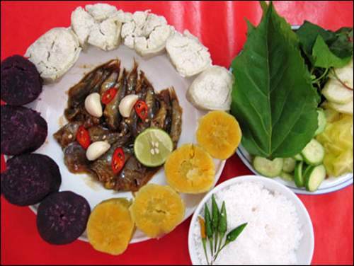 Bình thường, người ta chỉ ăn khoai lang luộc nhưng người dân miền Nam lại sáng tạo ra món khoai luộc chấm với mắm sống. Các nguyên liệu làm món dễ kiếm, đơn giản và gần gũi. Chỉ cần khoai lang hấp hoặc luộc chín để nguội, xắt miếng nhỏ, dừa khô nạo cơm, thêm muối mè, đậu phộng, rau sống, rau thơm rửa sạch. Khoai lang mắm sống khi xưa là món nhà nghèo nhưng giờ lại thành đặc sản của vùng đất này.  Khi ăn, dùng lá cách cuốn từng miếng khoai lang, dừa nạo, rau thơm và chấm cùng mắm. Món dân dã này đặc biệt. Hương vị bùi bùi, bở bở, ngọt thơm của khoai, và rau, vị béo dừa quyện với vị mắm mặn mang mùi đặc trưng khiến người ăn ăn hoài vẫn muốn thêm. Ăn khoai lang mắm sống sẽ thấy đâu đó hương của nước, của đồng ruộng và của những tháng ngày lam lũ nhưng an hòa với thiên nhiên của người dân nơi đây.