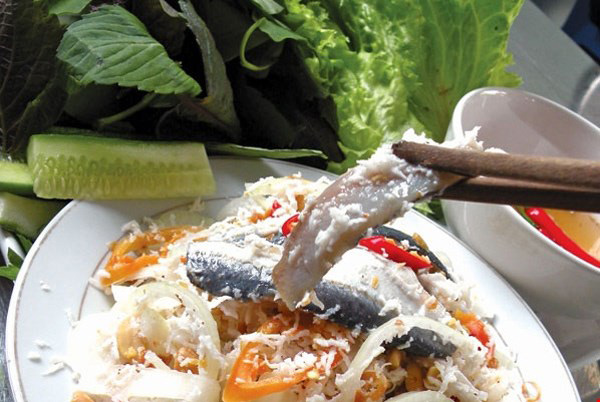 Cá bỗng để chế biến món gỏi phải là cá nuôi được 1,5-2 năm, trọng lượng đạt 2,5-3kg, thịt chắc. Gỏi cá Tuyên Quang không dùng thính gạo mà dùng chính xương cá băm nhỏ rang vàng, cán mịn rồi trộn đều với lạc rang giã rối, ăn cùng những lát cá thái mỏng kèm theo gia vị, rau thơm và các loại lá rừng nước sốt gia vị sánh ngọt hấp dẫn, thích thú vô cùng.