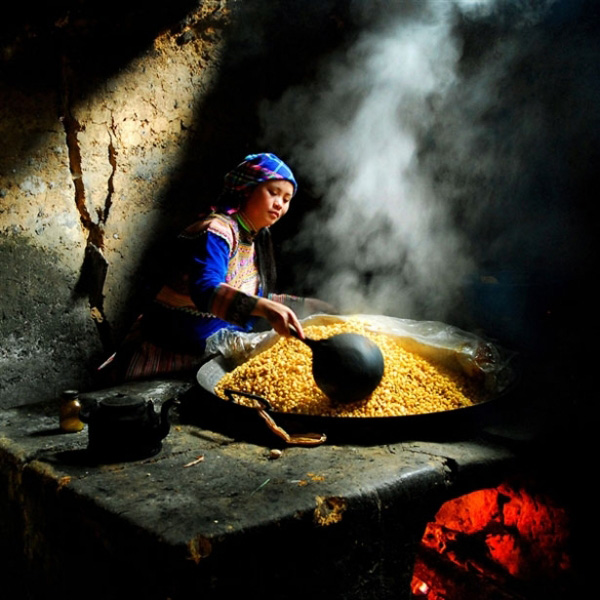 Rượu ngô Na Hang không chỉ dễ ''say như điếu'' bởi chất ngô ngọt lử mà còn bởi công thức gây men đặc biệt từ lá rừng. Men lá được pha chế từ hơn 20 loại thảo dược quý có tác dụng chữa lành vết thương, phong thấp, thấp khớp... Chỉ cần một nhấp rượu ngô Na Hang, bạn có thể cảm nhận được hương thơm vị mát lan tỏa khắp cơ thể.