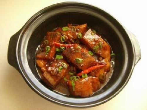 Cá cháy là đặc sản Vĩnh Long, hơi nhiều xương nhưng thịt thơm và có trứng bổ, rất béo. Với loại cá này, cách chế biến đơn giản nhất là nấu cháo ăn kèm rau tần ô, rau đắng, xà lách và chút gừng thái nhuyễn. Ngoài ra, đầu bếp còn tẩm ướp cá và kho liu riu trên bếp đến khi nào xương rục ra là có thể ăn với cơm trắng. Canh chua cá cháy cũng là món ăn thanh đạm, giúp đổi vị trong các bữa ăn hàng ngày.
