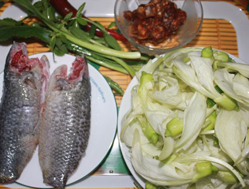 Ngoài kho nồi đất đặc trưng hay chiên nước mắm, cá rô còn được nấu canh với bông so đũa. Chỉ cần một kg bông so đũa và khoảng chục con cá rô cỡ nhỏ là đủ nấu thành nồi canh ngon ngọt.  Cá rô đánh vảy làm sạch, giữ lại phần mỡ béo ở bụng. Nước canh phi tỏi thơm nấu sôi, thả cá vào, đợi chín, sau đó mới cho thêm bông so đũa. Nêm nếm gia vị vừa vặn và thêm chút hành ngò thơm là món ăn sẵn sàng để thưởng thức.