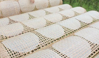 Làng nghề bánh tráng Cù Lao Mây thuộc ấp Tân Thạnh, xã Lục Sĩ Thành, huyện Trà Ôn, Vĩnh Long. Làng nghề này có truyền thống cả trăm năm, luôn hoạt động quanh năm. Đặc biệt làm bánh theo cách thủ công, không sử dụng hóa chất nên hương vị bánh rất ngon, khi ăn mềm dẻo với các loại: bánh tráng nem, bánh tráng nhúng, bánh tráng ngọt, bánh tráng nướng…Bánh tráng Cù Lao Mây cũng là món đặc sản của Vĩnh Long được nhiều du khách ưa chuộng và thích hợp làm quà biếu cho người thân.