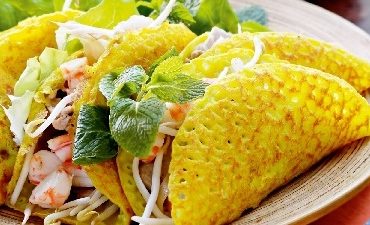 Bánh xèo là món ăn đặc sản của Vĩnh Long nói riêng và đất Nam Bộ nói chung. Ai từng thưởng thức bánh xèo một lần chắc không thể quên hương vị thanh tao, ngọt lành mà mộc mạc, chân chất như chính tên gọi bánh xèo là tiếng đổ bột vào chảo nóng. Bánh xèo Vĩnh Long có nhiều cách chế biến khác nhau từ kích cỡ của bánh đến nguyên liệu làm nhân thay đổi theo sở thích của mỗi người: khi thì củ sắn thái sợi cùng thịt ba chỉ với tép bạc thiệt là ngon; khi là măng tre tươi thái sợi hòa quyện cùng nấm mối vào mùa, khi thì nhân tép bông điên điển vàng rực. Ngoài ra, cách pha chế nước chấm rất riêng cũng tạo nên nét độc đáo không lẫn vào đâu được của bánh xèo Vĩnh Long.