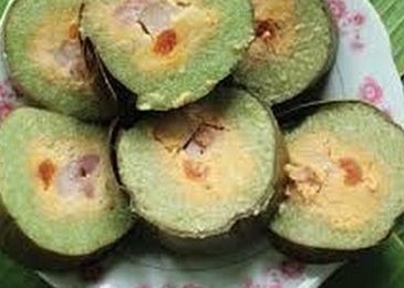Miền Bắc có đặc sản bánh chưng, miền Nam có đặc sản bánh tét. Đặc biệt, ở các tỉnh miền Tây, bánh tét được người địa phương biến tấu nhiều kiểu khác nhau như: bánh tét lá cẩm Cần Thơ, bánh tét Trà Cuôn… còn ở Vĩnh Long thì bánh tét ba nhân là món đặc sản. Nói là chỉ có ba nhân nhưng người làm còn chế biến thêm nhiều loại nhân cho vào bánh tét như chuối, dừa, mỡ, đậu xanh… để cho bánh thêm phần độc đáo. Để gói bánh tét, người ta chuẩn bị các nguyên liệu như :dừa khô, nếp dẻo thơm, chuối, đậu xanh cà, mỡ, lá chuối phơi khô, dây từ cọng lá chuối để cột bánh… Khi gói xong, cho vào nồi nấu chín, tất cả hòa quyện vào nhau tạo nên vị ngọt lành khó quên của bánh tét ba nhân Vĩnh Long.