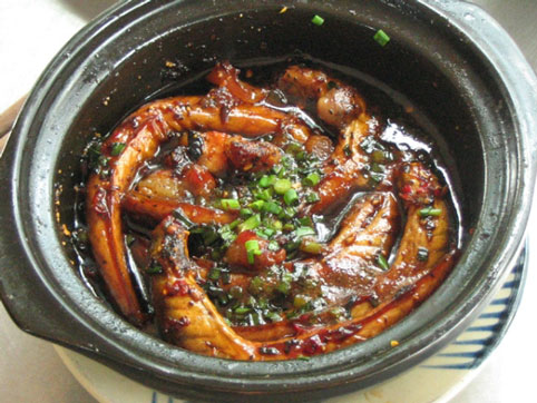 Tam Đảo phát triển cá bống suối tự nhiên bằng cách đắp đập chăn nuôi. Cá bống rửa sạch, chế biến đơn giản bằng cách chiên giòn chấm với nước mắm tỏi ớt thì không gì bằng. Cắn một miếng cá giòn rụm vẫn cảm nhận được vị đậm đà, thơm ngon từ thịt cá. Một món ăn không kém phần hấp dẫn khác là cá bống kho tương. Món kho đậm đà ăn kèm cơm trắng rất ngon miệng trong tiết trời mát mẻ vùng Tam Đảo.