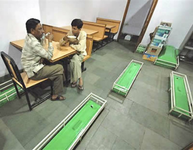 Nhà hàng New Lucky, Ấn Độ: Tại thành phố Ahmadabad, nhà hàng New Lucky nổi tiếng không chỉ với món trà sữa và bánh cuộn tuyệt ngon, mà còn bởi không gian có một không hai của nhà hàng này. Nhà hàng New Lucky được bày trí theo kiểu một nghĩa trang, với các ngôi mộ giả rải rác khắp nhà hàng. 
