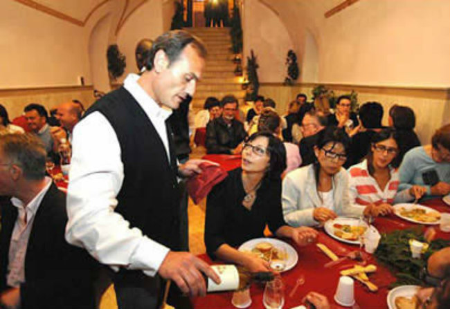 Nhà hàng Fortezza Medicea, Ý: Fortezza Medicea vốn là một nhà tù ở Ý, từ năm 2006 một phần của nhà tù đã trở thành một nhà hàng nổi tiếng và mang thiết kế của một nhà tù với song sắt, ánh đèn, thậm chí là cả vũ khí… Để đến ăn tại nhà hàng, nhiều khách hàng thậm chí phải đặt trước hàng tuần liền. Nhà hàng nằm tại Volterra, Ý, gần với tháp nghiêng Pisa.