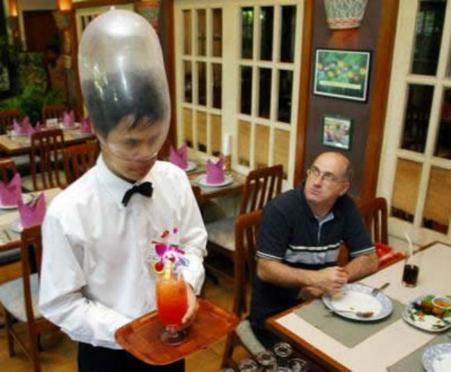 Nhà hàng Cabbages and Condoms, Thái Lan: Nhà hàng Cabbages and Condoms ở Thái Lan chỉ dành cho lứa tuổi 18+, bởi ở đây tất cả mọi thứ đều gợi đến hình ảnh của chiếc bao cao su. Bao cao su được trang trí trên tường, hay hình ảnh bao cao su còn được in lên các tấm thảm. Thậm chí, mọi khách hàng đều sẽ được tặng miễn phí một chiếc bao cao su, sau khi thanh toán bữa ăn tại quầy thu ngân. Lợi nhuận thu được từ nhà hàng được hỗ trợ cho PDA (Hiệp hội Phát triển Dân số và Cộng đồng).